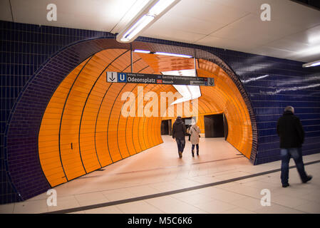 Menschen gehen in die U-Bahn am Marienplatz U-Bahn Station Stockfoto