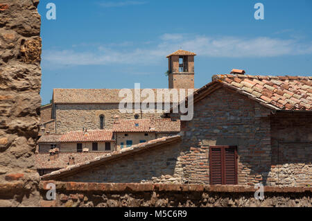 Blick auf die mittelalterliche St. Franziskus Kirche im historischen Zentrum von Bevagna, einer kleinen Stadt in der Landschaft Umbriens in Italien Stockfoto