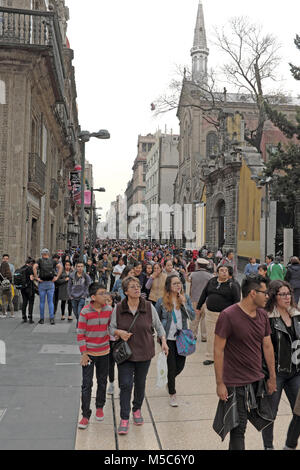 Fußgänger machen es entlang der Calle 5 de Mayo auf dem Centro Historico Stadtteil von Mexiko-Stadt, Mexiko. Stockfoto