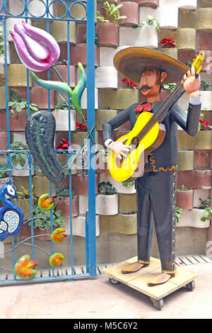 Eine schrullige künstlerische Mannequin von einem Mann in einem Sombrero strumming die Gitarre steht auf einer Straße in der Zona Rosa in Mexico City, Mexiko. Stockfoto