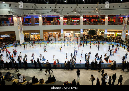 Bukarest, Rumänien bis 22. Dezember 2017: Skating Ring mit Leuten gefüllt, innen AFI Palastes Cotroceni Mall. Bukarest, Dcember 22 2017 Stockfoto