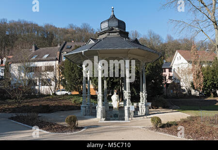 Sodenia Pavillon mit Statue im quellenpark Bad Soden am Taunus, Hessen, Deutschland Stockfoto