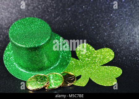 St Patrick's Day Irish grünen Hut, Abdeckung, Gold Münzen, grüne Perlen und schwarzen Hintergrund. Zimmer für Kopieren. Stockfoto