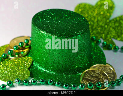 St Patricks Day grüner Hut mit funkeln Golf vierblättrigen Kleeblättern. Glänzend grüne Perlen und Gold Münzen. Stockfoto