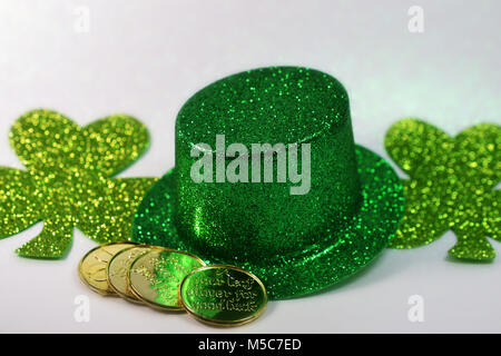 St Patrick's Day Funkeln grünen Hut, grünes Leuchten vierblättrigen Kleeblättern, Gold Münzen. Stockfoto