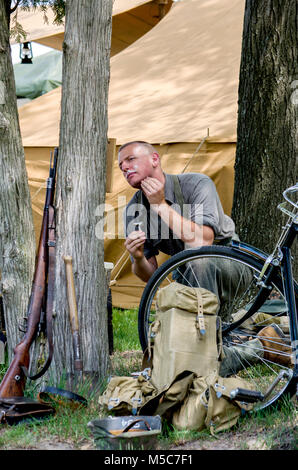 S Soldat Camping während des 2. Weltkriegs Reenactment, Rasuren, bevor er seinen Tag bei der Veranstaltung in Benton Harbor Michigan beginnt Stockfoto