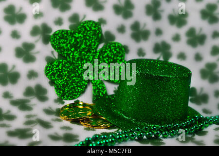 Irische glitzerndem grünen Hut mit glänzenden grünen Four Leaf Clover shamrock Hintergrund und Goldmünzen - #2 Stockfoto