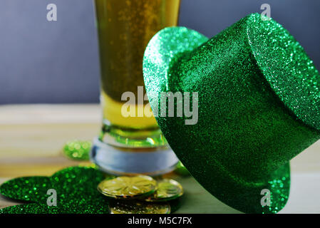 St Patrick's Day Bier im Glas, irischen grünen Hut, Irish Grün Glänzende Perlen, Gold Münzen, kein Bier Schaum Stockfoto