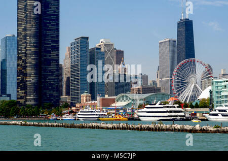 Chicago Skyline am Navy Pier Stockfoto