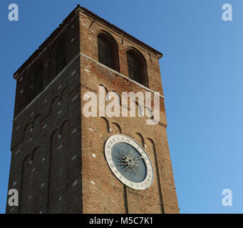 Hohe Clock Tower im Zentrum von Chioggia Insel in der Nähe von Venedig in Italien Stockfoto