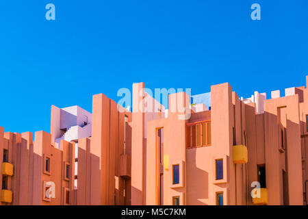 Wände von La Muralla Roja Gebäude in Calpe, Spanien befindet Stockfoto