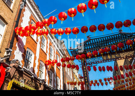 Bunte Laternen vor blauem Himmel, schmücken Gerrard Street in Chinatown, das chinesische Neujahr zu feiern. Westminster, London W1, England, UK. Stockfoto