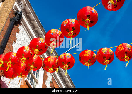 Bunte Laternen vor blauem Himmel, schmücken Gerrard Street in Chinatown, das chinesische Neujahr zu feiern. Westminster, London W1, England, UK. Stockfoto