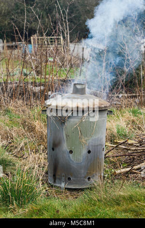 Verzinkter Stahl Verbrennungsanlage bin Weißer Rauch auf eine Zuteilung Stockfoto