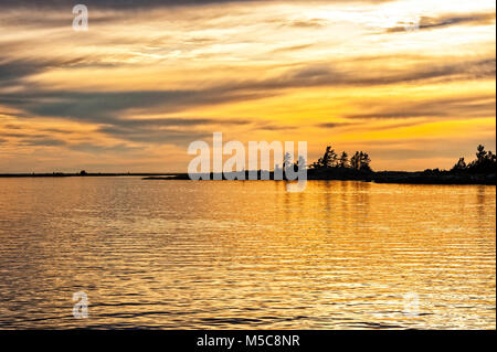 Einen wunderschönen goldenen Sonnenuntergang auf Georgian Bay Stockfoto