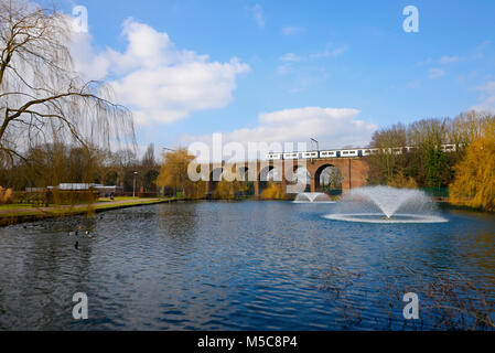 Mehr Anglia Abellio Elektrischer Triebzug Bahnübergang Eisenbahnviadukt im Central Park, Chelmsford, Essex, Linie von London Liverpool Street Stockfoto