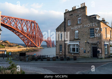 Die Forth Rail Bridge gesehen von North Queensferry überspannt die Firth-of-Forth zwischen North und South Queensferry, Schottland Stockfoto