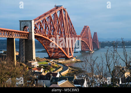 Die Forth Rail Bridge gesehen von North Queensferry überspannt die Firth-of-Forth zwischen North und South Queensferry, Schottland Stockfoto