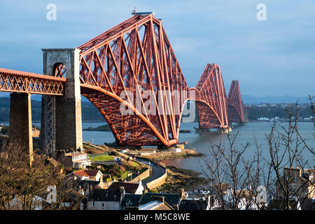 Die Forth Rail Bridge gesehen von North Queensferry überspannt die Firth-of-Forth zwischen North und South Queensferry, Schottland Stockfoto