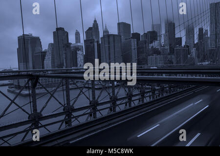 New York City Manhattan Skyline der Innenstadt von Brooklyn Bridge auf Moody Tag Stockfoto