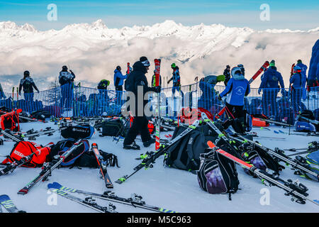 Aosta, Italien - Feb 19, 2018: Skifahrer und Snowboarder mit ihren Gang mit atemberaubenden Blick auf das Tal bei Ski Resort in Valle d'Aosta, Italien Stockfoto