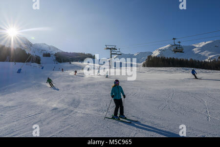 Pila, Valle d'Aosta, Italien - Feb 19, 2018: Skifahrer im Skigebiet Pila, Valle d'Aosta, Italien mit Sessellift und Bergkulisse und Copy space - wi Stockfoto