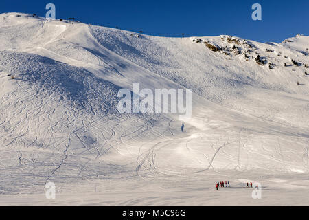 Steilen Gradienten Piste in den italienischen Alpen gegen einen schönen blauen Himmel - Pila, Vale d'Aosta, Italien Stockfoto