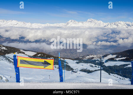 Luftaufnahme der norditalienischen Stadt Aosta und Umgebung Valle d'Aosta von Pila Ski Resort - Sessellifte und Skipisten Stockfoto