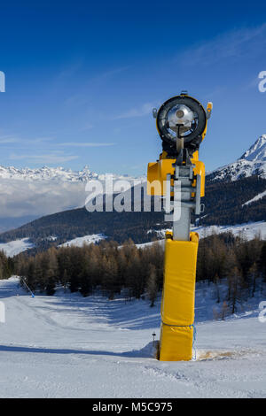 Gelber Schnee Kanone Schnee Teekocher, Schneekanonen für die Produktion von Schnee auf Skipisten - Standard Ausrüstung Gerät besser Skifahren Voraussetzungen zu schaffen Stockfoto