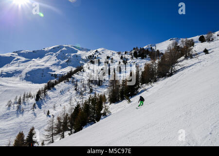 Pila, Aosta, Italien - Feb 19, 2018: steile Steigung Piste in den italienischen Alpen mit lone Experte Snowboarder, Position, gegen einen schönen blauen Himmel - Pila Stockfoto