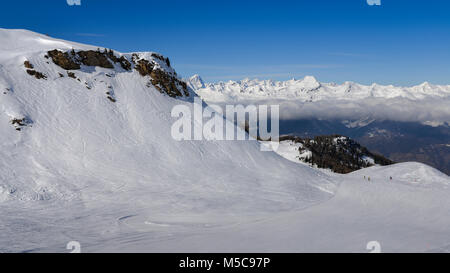 Steilen Gradienten Piste in den italienischen Alpen gegen einen schönen blauen Himmel - Pila, Vale d'Aosta, Italien Stockfoto