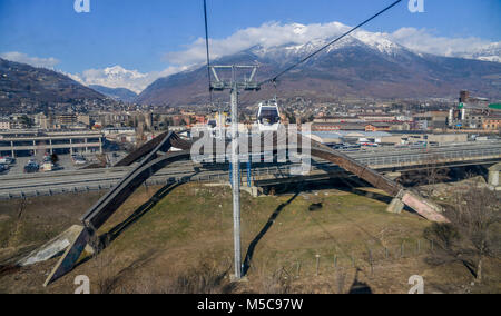 Aosta, Italien - Feb 19, 2018: die Gondel zum Skigebiet Pila. Richtung Tal auf Stadt Aosta vor dem Überqueren einer großen Autobahn Stockfoto