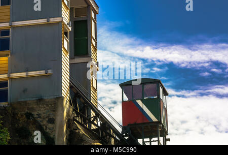 Blick auf die historische Standseilbahn Reina Victoriain der Stadt Valparaiso Stockfoto