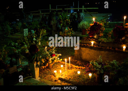 Dekoriert Gräber auf der Insel Janitzio während Dia de los Muertos (Tag der Toten) feiern in See Patzcuaro, in der Nähe von Patzcuaro, Michoacán, Mexiko am Samstag, 1. November 2014. Dia de los Muertos (Tag der Toten) ist ein traditionelles Urlaub um erinnern und würdigt verstorbenen Familienmitglieder zentriert. Weit davon entfernt, eine düstere Angelegenheit, Dia de los Muetros ist eine Feier des Lebens. Patzcuaro, einer malerischen Stadt im Bundesstaat Michoacán, Mexiko (sieben Stunden westlich von Mexiko Stadt), zieht Touristen aus der ganzen Welt in den Tagen vor dem Dia de los Muertos (1. November und 2.). Stockfoto