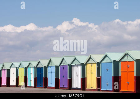 Eine Reihe von bunten Badekabinen auf der Strandpromenade Hoves entfernt in der Nähe von Brighton Stockfoto