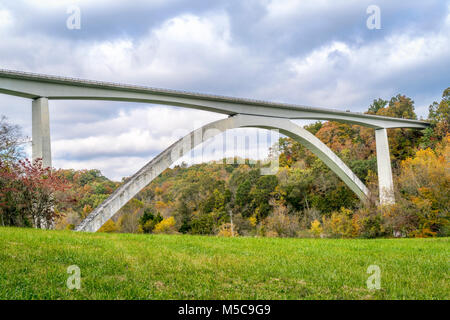 Double Arch Brücke bei Natchez Trace Parkway in der Nähe von Franklin, TN, Herbst Landschaft Stockfoto