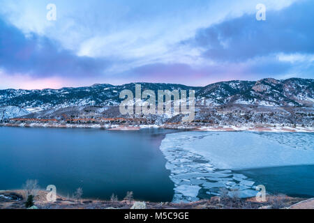 Winter Dawn über teilweise gefrorenen Bergsee - Horestooth Stausee in der Nähe von Fort Collins in Colorado, Winter Landschaft vor Sonnenaufgang Stockfoto