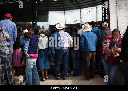 Die Menschen sehen das Rodeo im Herbst Fiesta in Cheran, Michoacán, Mexiko am Dienstag, 7. Oktober 2014. Die Stadt Cheran hält jährlich zwei Fiestas, die ihre Kultur und religiösen Überzeugungen zu feiern. Im April 2011, nach Jahren der Erpressung durch die Kartelle und Selbstgefälligkeit der lokalen Regierung und der Polizei, die Leute von Cheran, ihre Stadt und ihr Land zurück. Das Pueblo (als Menschen oder Gemeinschaft übersetzt) Das Kartell konfrontiert, entfernt die Regierung aus dem Amt, und erstellt ihre eigene Polizei, um die Stadt zu schützen. Stockfoto