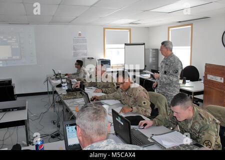 Studenten und Dozenten ein Projekt in der 89 B Advanced Leader Kurs, ein Kurs unterrichtet durch die 13 Bataillon, 100 Regiment, Jan. 16, 2018, am Fort McCoy, Wis., der 13., 100. Ist ein ordnance Battalion, die für die Soldaten in der Ordnance Wartung militärischen berufliche Specialty Serie Schulung und Ausbildung unterstützen. Die Einheit, die im Rahmen der 3 Feuerwehr ausgerichtet, 94th Division des 80 Ausbildung Befehl, hat am Fort McCoy seit etwa 1995. (U.S. Armee Stockfoto