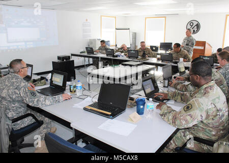 Die Teilnehmer führen ein Projekt in der 89 B Advanced Leader Kurs, ein Kurs unterrichtet durch die 13 Bataillon, 100 Regiment, Jan. 16, 2018, am Fort McCoy, Wis., der 13., 100. Ist ein ordnance Battalion, die für die Soldaten in der Ordnance Wartung militärischen berufliche Specialty Serie Schulung und Ausbildung unterstützen. Die Einheit, die im Rahmen der 3 Feuerwehr ausgerichtet, 94th Division des 80 Ausbildung Befehl, hat am Fort McCoy seit etwa 1995. (U.S. Armee Stockfoto