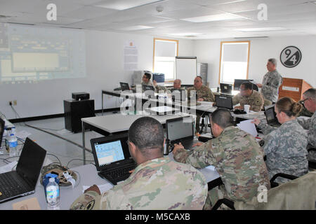 Die Teilnehmer führen ein Projekt in der 89 B Advanced Leader Kurs, ein Kurs unterrichtet durch die 13 Bataillon, 100 Regiment, Jan. 16, 2018, am Fort McCoy, Wis., der 13., 100. Ist ein ordnance Battalion, die für die Soldaten in der Ordnance Wartung militärischen berufliche Specialty Serie Schulung und Ausbildung unterstützen. Die Einheit, die im Rahmen der 3 Feuerwehr ausgerichtet, 94th Division des 80 Ausbildung Befehl, hat am Fort McCoy seit etwa 1995. (U.S. Armee Stockfoto