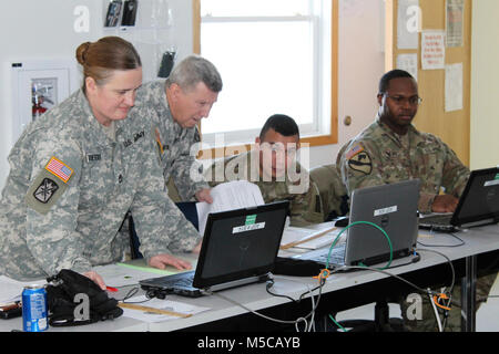 Die Teilnehmer führen ein Projekt in der 89 B Advanced Leader Kurs, ein Kurs unterrichtet durch die 13 Bataillon, 100 Regiment, Jan. 16, 2018, am Fort McCoy, Wis., der 13., 100. Ist ein ordnance Battalion, die für die Soldaten in der Ordnance Wartung militärischen berufliche Specialty Serie Schulung und Ausbildung unterstützen. Die Einheit, die im Rahmen der 3 Feuerwehr ausgerichtet, 94th Division des 80 Ausbildung Befehl, hat am Fort McCoy seit etwa 1995. (U.S. Armee Stockfoto