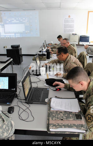 Die Teilnehmer führen ein Projekt in der 89 B Advanced Leader Kurs, ein Kurs unterrichtet durch die 13 Bataillon, 100 Regiment, Jan. 16, 2018, am Fort McCoy, Wis., der 13., 100. Ist ein ordnance Battalion, die für die Soldaten in der Ordnance Wartung militärischen berufliche Specialty Serie Schulung und Ausbildung unterstützen. Die Einheit, die im Rahmen der 3 Feuerwehr ausgerichtet, 94th Division des 80 Ausbildung Befehl, hat am Fort McCoy seit etwa 1995. (U.S. Armee Stockfoto