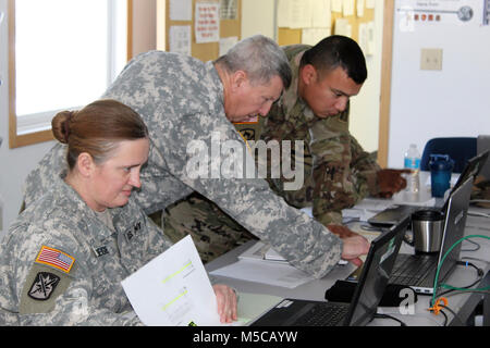 Studenten und Dozenten ein Projekt in der 89 B Advanced Leader Kurs, ein Kurs unterrichtet durch die 13 Bataillon, 100 Regiment, Jan. 16, 2018, am Fort McCoy, Wis., der 13., 100. Ist ein ordnance Battalion, die für die Soldaten in der Ordnance Wartung militärischen berufliche Specialty Serie Schulung und Ausbildung unterstützen. Die Einheit, die im Rahmen der 3 Feuerwehr ausgerichtet, 94th Division des 80 Ausbildung Befehl, hat am Fort McCoy seit etwa 1995. (U.S. Armee Stockfoto