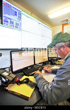 Bereichsschaltung Techniker Mark Rücksprache mit der Direktion der Pläne, Ausbildung, Mobilisierung und Sicherheit arbeitet am Feuer Schreibtisch am 31.01.16, 2018, am Fort McCoy, Wis. Der Schreibtisch betreibt die Kommunikation mit Einheiten, die mit Hilfe der Strecke Komplex sowie Bereich Wartung und anderen Personals über 46.000 Hektar Ausbildung Bereiche auf Fort McCoy. (U.S. Armee Stockfoto