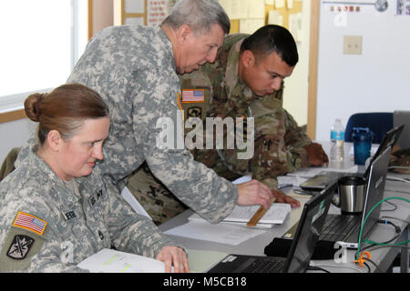 Studenten und Dozenten ein Projekt in der 89 B Advanced Leader Kurs, ein Kurs unterrichtet durch die 13 Bataillon, 100 Regiment, Jan. 16, 2018, am Fort McCoy, Wis., der 13., 100. Ist ein ordnance Battalion, die für die Soldaten in der Ordnance Wartung militärischen berufliche Specialty Serie Schulung und Ausbildung unterstützen. Die Einheit, die im Rahmen der 3 Feuerwehr ausgerichtet, 94th Division des 80 Ausbildung Befehl, hat am Fort McCoy seit etwa 1995. (U.S. Armee Stockfoto