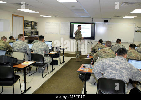 Kursleiter Sgt. 1. Klasse Jeremy VanStreain mit dem 13 Bataillon Regiment, 100 Schüler in der 89 B Munition liefern Kurs lehrt am 31.01.16, 2018, am Fort McCoy, Wis., der 13., 100. Ist ein ordnance Battalion, die für die Soldaten in der Ordnance Wartung militärischen berufliche Fachrichtung (MOS) Serie Schulung und Ausbildung unterstützen. Die Einheit, die im Rahmen der 3 Feuerwehr ausgerichtet, 94th Division des 80 Ausbildung Befehl, hat am Fort McCoy seit etwa 1995. (U.S. Armee Stockfoto