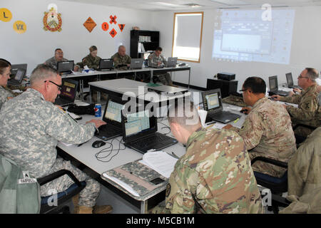 Die Teilnehmer führen ein Projekt in der 89 B Advanced Leader Kurs, ein Kurs unterrichtet durch die 13 Bataillon, 100 Regiment, Jan. 16, 2018, am Fort McCoy, Wis., der 13., 100. Ist ein ordnance Battalion, die für die Soldaten in der Ordnance Wartung militärischen berufliche Specialty Serie Schulung und Ausbildung unterstützen. Die Einheit, die im Rahmen der 3 Feuerwehr ausgerichtet, 94th Division des 80 Ausbildung Befehl, hat am Fort McCoy seit etwa 1995. (U.S. Armee Stockfoto