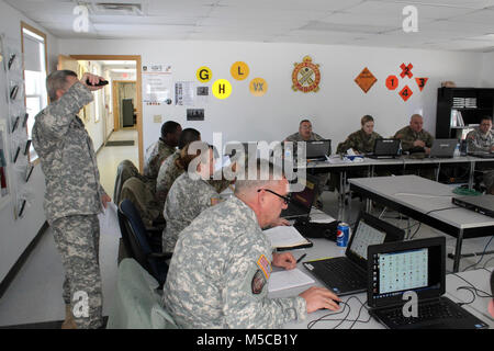 Studenten und Dozenten ein Projekt in der 89 B Advanced Leader Kurs, ein Kurs unterrichtet durch die 13 Bataillon, 100 Regiment, Jan. 16, 2018, am Fort McCoy, Wis., der 13., 100. Ist ein ordnance Battalion, die für die Soldaten in der Ordnance Wartung militärischen berufliche Specialty Serie Schulung und Ausbildung unterstützen. Die Einheit, die im Rahmen der 3 Feuerwehr ausgerichtet, 94th Division des 80 Ausbildung Befehl, hat am Fort McCoy seit etwa 1995. (U.S. Armee Stockfoto