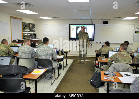 Kursleiter Sgt. 1. Klasse Jeremy VanStreain mit dem 13 Bataillon Regiment, 100 Schüler in der 89 B Munition liefern Kurs lehrt am 31.01.16, 2018, am Fort McCoy, Wis., der 13., 100. Ist ein ordnance Battalion, die für die Soldaten in der Ordnance Wartung militärischen berufliche Fachrichtung (MOS) Serie Schulung und Ausbildung unterstützen. Die Einheit, die im Rahmen der 3 Feuerwehr ausgerichtet, 94th Division des 80 Ausbildung Befehl, hat am Fort McCoy seit etwa 1995. (U.S. Armee Stockfoto